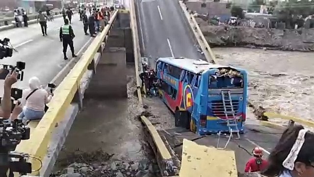 Dos muertos y más de 40 heridos tras colapsar puente con bus de pasajeros en Perú