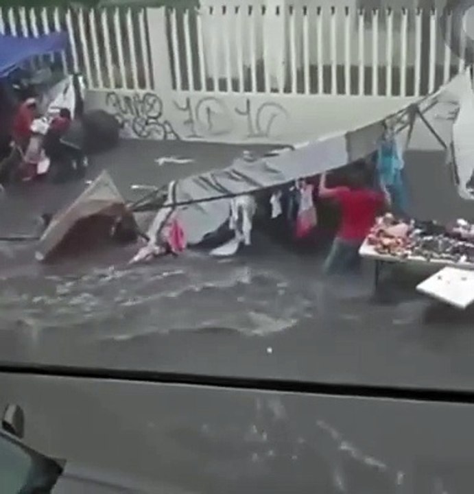Corriente arrastra a mujer que intentaba salvar su mercancía