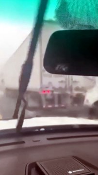 Decenas de vehículos chocan en un accidente múltiple en una autopista de EE.UU.