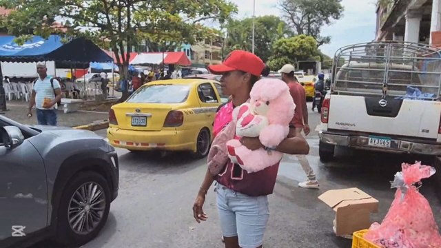 Buhoneros utilizan su destreza para logran ventas en San Valentín