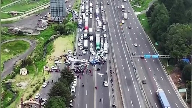 Protesta de comuneros colapsa la México-Toluca durante horas