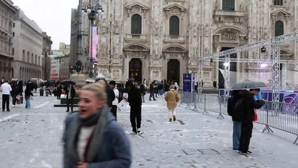 Grandinata "fuori stagione" a Milano: le immagini da piazza Duomo