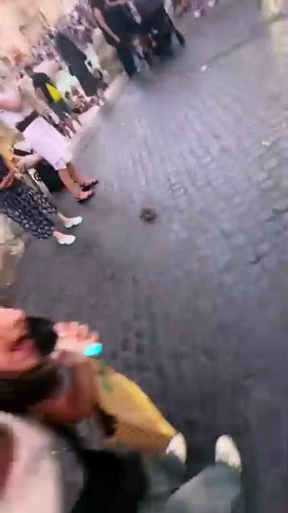 Demasiado ambiente para Europa: mujer canta Una rata vieja a roedores en Roma