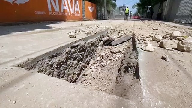 Jesús Nava supervisa trabajos de reubicación de tubería en Santa Catarina
