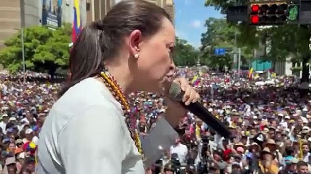 Machado reaparece y lidera marcha en Caracas contra resultados electorales