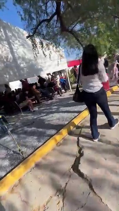 Viven extranjeros calvario al hacer largas filas en Migración