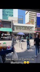 Indigente intenta agredir a mujeres en el centro de Monterrey (VIDEO)