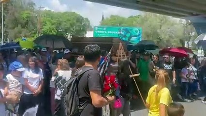 Sepultan a reportero asesinado entre porras; su familia “perdona” a asesinos