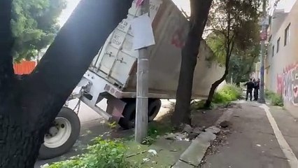 Fuga de agua provoca hundimiento de tráilers en Azcapotzalco