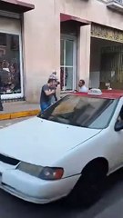 ¡Le cayó la voladora! Sujetos se pelean en pleno centro de Morelia (VIDEO)