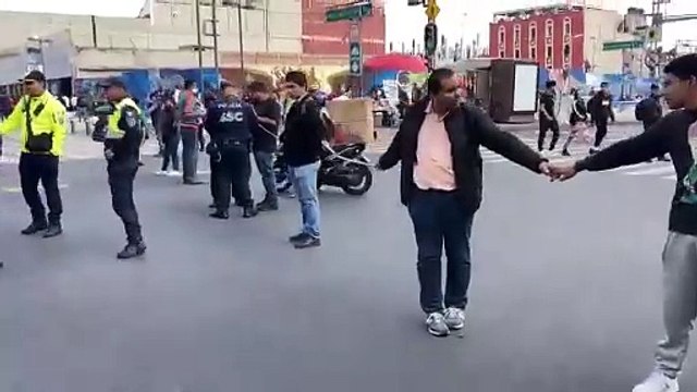 Débiles visuales cierran Eje Central exigiendo espacios para venta y vivienda