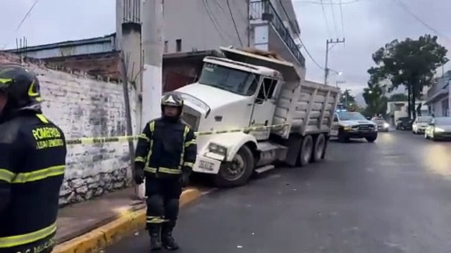Camión materialista choca contra fachada de vivienda; conductor fue detenido
