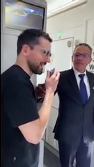 Sorprenden Luis Gerardo Méndez a atletas mexicanos en su vuelo a Paris 2024