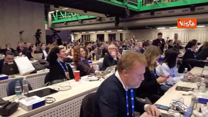 Achille Lauro regala rose rosse ai giornalisti della sala stampa