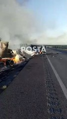 Cierran autopista a Laredo por choque de tráileres; hay un muerto