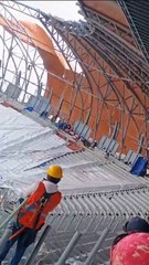 Trabajador se salva de caer de estructura metálica (VIDEO)