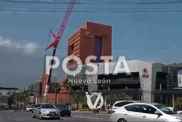 Fashion Drive: Enorme grúa ocasiona caos vehicular en Valle Oriente y el Túnel