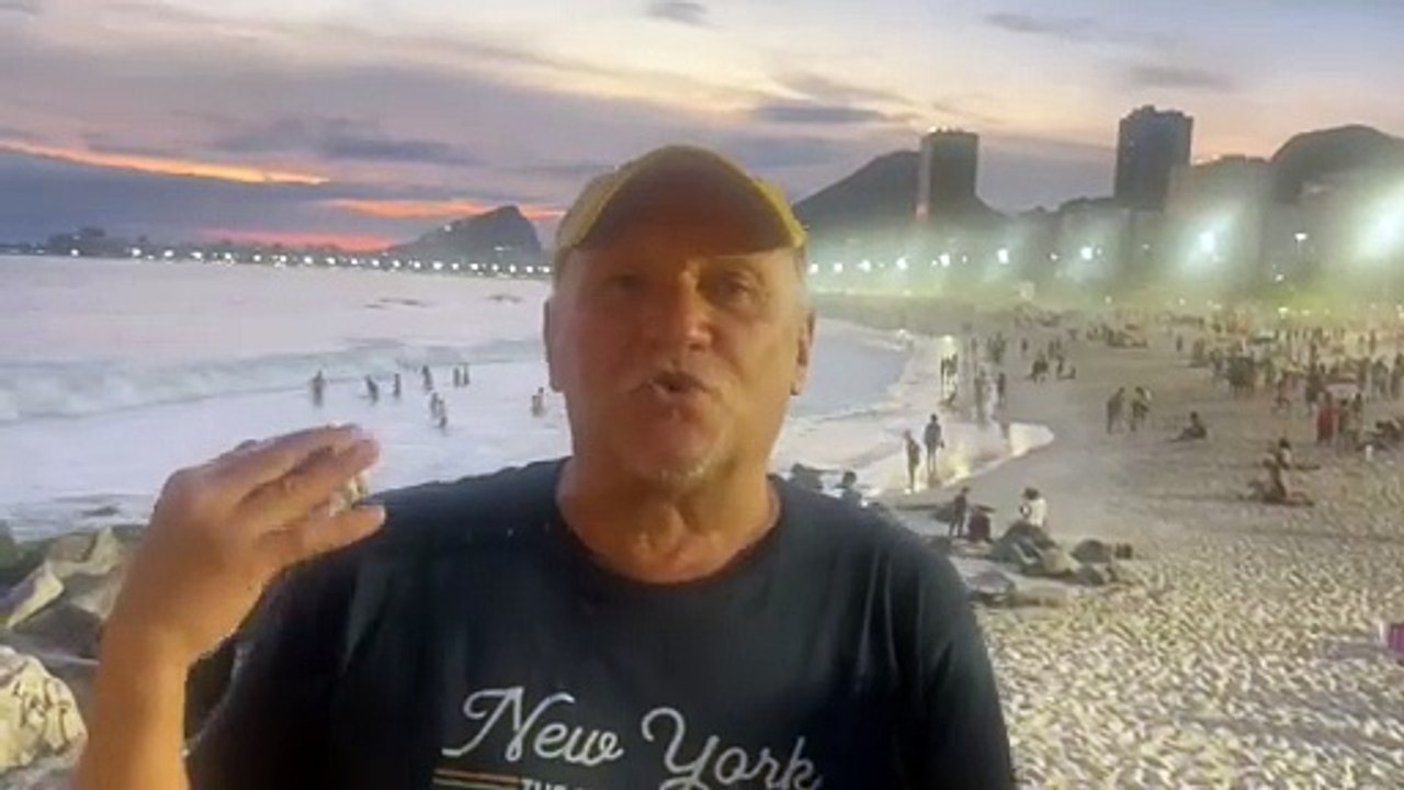 Carnet de voyage de Christian Leclercq : rencontre entre deux Silliens sur la plage de Copacabana