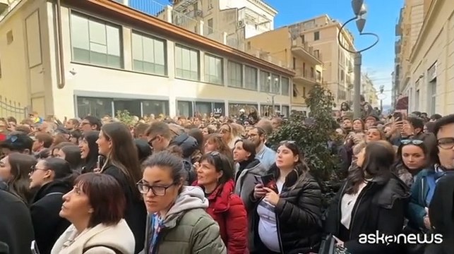 Achille Lauro, il bagno di folla per l'esibizione in strada a Sanremo