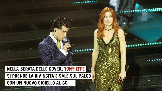 La rivincita di Tony Effe: sul palco con la collana-gioiello da 50mila euro