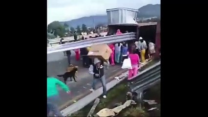 Volcadura de tráiler en la Arco Norte deja un herido y desata rapiña (VIDEO)