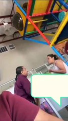 Padre entrega navaja a su hija para que se defienda de niño de 2 años