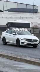 Tráiler cae en drenaje y provoca tráfico en Escobedo