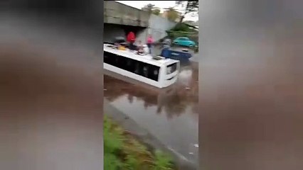 Se queda autobús varado...con todo y pasajeros en Tlalnepantla (VIDEO)