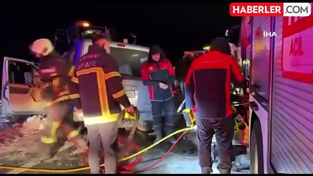 Hafif Ticari Araç İş Makinesine Çarptı: 1'i Ağır 2 Yaralı