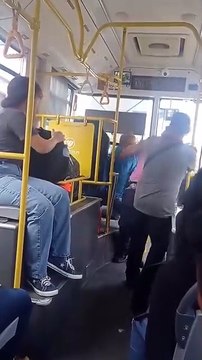 Captan pelea de pasajera y chofer en camión urbano en Santa Catarina