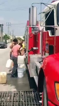 Reparte Bomberos Nuevo León agua en colonias de Santa Catarina y García