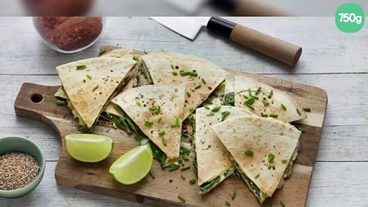 Quesadillas aux pousses d'épinard, oignons et feta