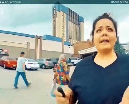 Madre deja a su hijo de 16 meses en coche mientras juega en casino (VIDEO)