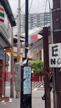 Se arriesgan ciudadanos pasando por debajo de puente peatonal en Monterrey