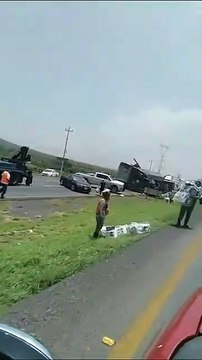 ¡Urgidos! Rapiñan rollos de papel en la Saltillo-Mty tras accidente de tráiler
