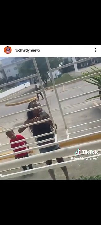 Exesposa de Rochy RD, es captada en video llegando a su casa con intenciones de agredirlo