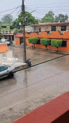 ¡La lata bajo la lluvia! Graban a hombre triste tomando bajo aguacero (VIDEO)