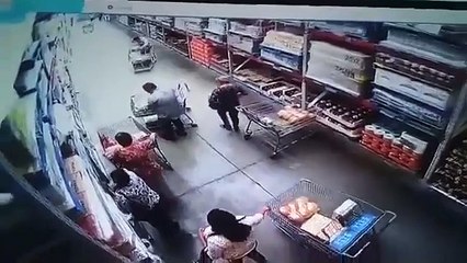 Así actúan los montachoques en supermercados; captan robo en Costco (VIDEO)