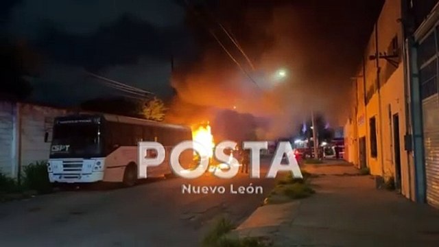 Consume incendio camión de personal en Monterrey