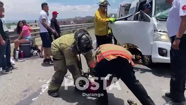 Dos lesionados de gravedad al accidentarse contra un camión en Durango