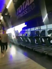 Lluvia y viento tumban ventanal de gimnasio en Zapopan; reportan inundaciones