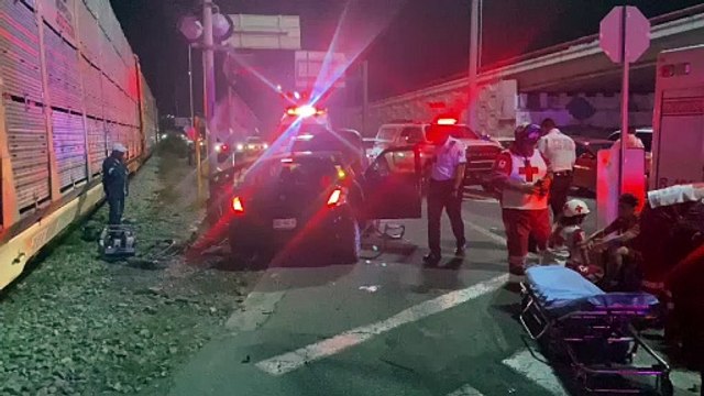 Conductor intenta ganar el paso al tren y resulta lesionado en San Pedro (VIDEO)