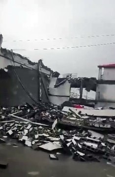 Fuertes vientos y lluvias destruyen locales en Monterrey