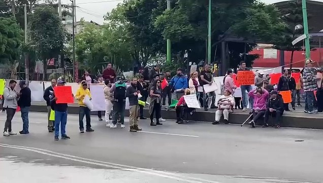 Comerciantes cierran Periférico exigiendo apoyos prometidos por Sedeco