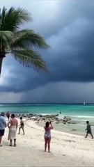 Tromba marina impresiona a turistas en playa de Tulum durante temporal