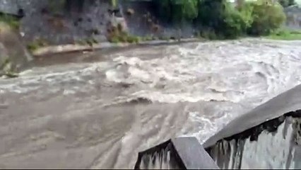 Auxilia PC a indigente refugiado en canal de agua en Monterrey