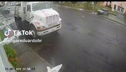 VIDEO: Motociclista se impacta a una camioneta en vialidad de Durango