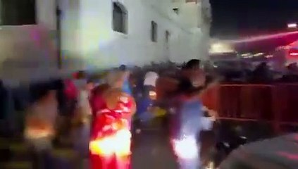 Corren con chorro de agua a personas de concierto de Ricky Martin en Veracruz