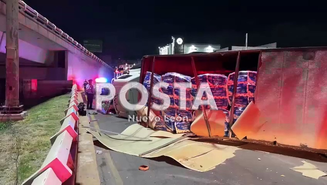 Vuelca tráiler tras ir a exceso de velocidad en San Nicolás