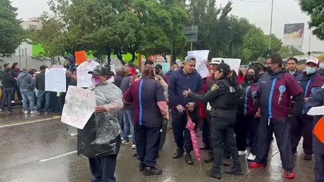 Empleados de limpieza del IPN cierran Circuito Interior, exigen pago